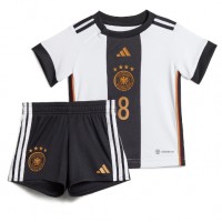 Tyskland Leon Goretzka #8 Hjemmebanesæt Børn VM 2022 Kortærmet (+ Korte bukser)